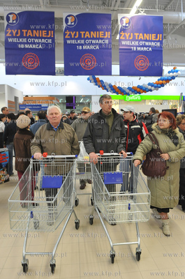 Oficjalne otwarcie dla klientow centrum handlowego...