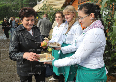 Kaszubskie dozynki powiatu kartuskiego w Zukowie. Burmistrz...