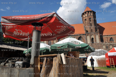 Gdansk. Jarmark Swietego Dominika. Stosika gastronomiczne...