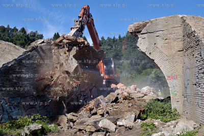 Wyburzanie ostatniego starego wiaduktu dawnej trasy...