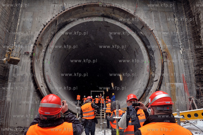 Zakonczona pierwsza nitka tunelu pod Wisla zostala...