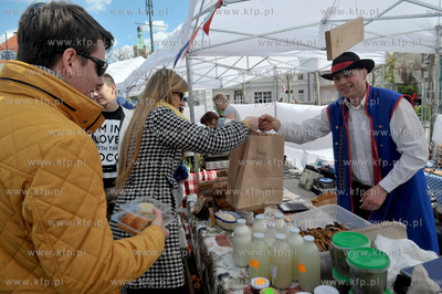Sopot. Targ sniadaniowy na placu Przyjaciol Sopotu....