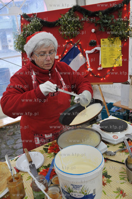 Jarmark Bozonarodzeniowy na placu Mariackim przy kosciele...