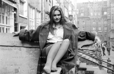 Piękna dziewczyna na ul. Mariackiej w Gdansku. 10.1992...
