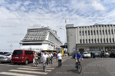 Zawinięcie statku wycieczkowego "Norwegian Getaway"...