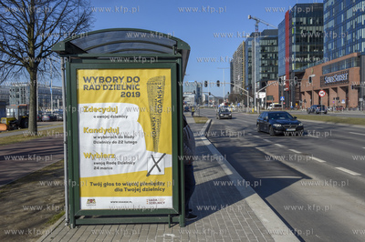 Gdańsk. Al. Grunwaldzka. Przystanek z reklamą wyborów...