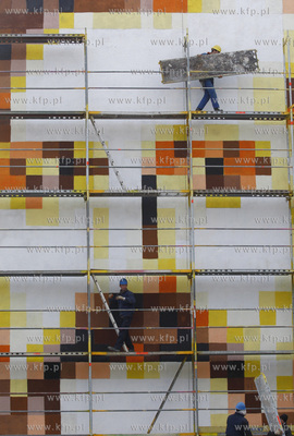 Gdansk Zaspa. Ul. Pilotow 17. Mural przedstawiajacy...