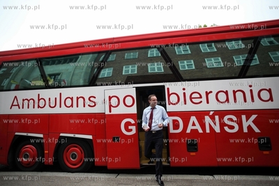 Gdansk. Marszalek pomorski honorowo oddaje krew w ambulansie...