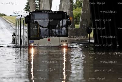 Gdansk Zaspa. Zalany przejazd pod wiaduktem na Al....