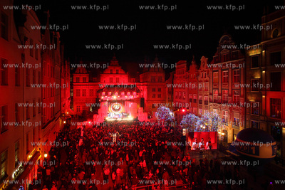 Cala Polska spiewa koledy, koncert na Dlugim Targu...