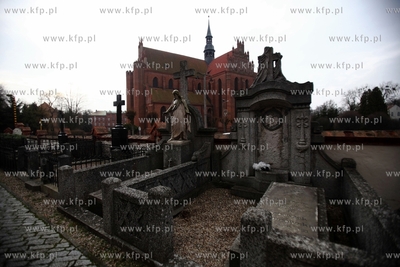 Pelplin. Cmentarz przy XIV wiecznym kosciele bramnym...