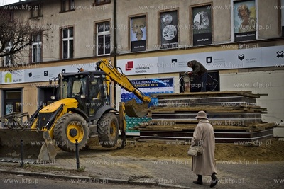 Prace przy budowie szopki bożonarodzeniowej z pszopka
z...