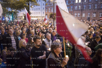 Gdańsk. Łańcuch światła, protest przed Sądem...