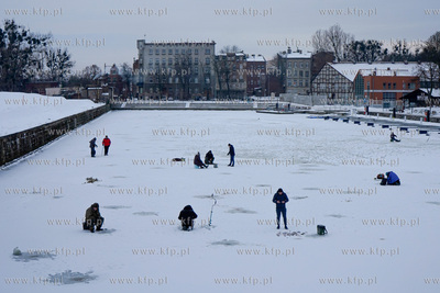 Wędkarstwo podlodowe w Gdańsku na skutej lodem Motławie...