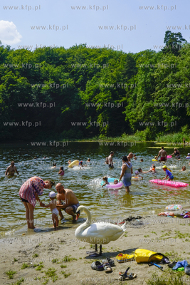 Plaża nad Jeziorem Otomińskim na Kaszubach w czasie...