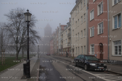 Poranna mgła w Gdańsku. Widok na kościół św....