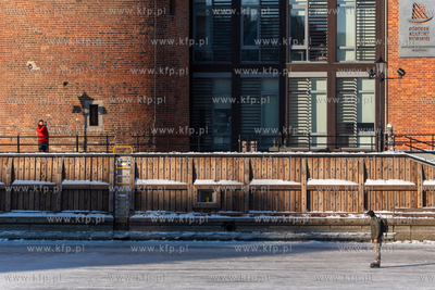 Spacerowicze na skutej lodem Motławie w Gdańsku....
