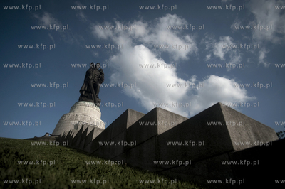 Berlin stolica Niemiec. Nz. Pomnik Zolnierzy Radzieckich...