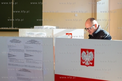 Gdańsk. Zespół Szkół Łączności. Głos w wyborach...