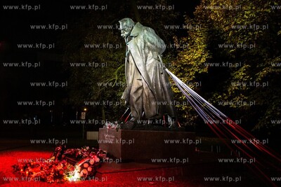 Oświetlony pomnik marszałka Józefa Piłsudskiego...