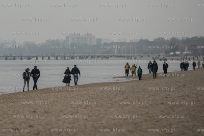 Sopot. Tlumy ludzi spacerują po plaży. 14.11.2020...
