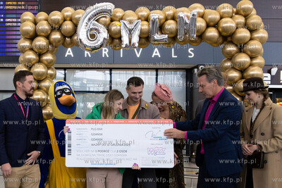 Port Lotniczy Gdańsk im. Lecha Wałęsy. Nz. Powitanie...