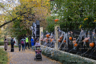 Gdańsk Wrzeszcz, ul. Jaśkowa Dolina. Nz. Halloweenowe...
