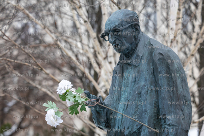 Złożenie kwiatów pod pomnikiem Władysława Bartoszewskiego....