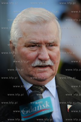 Gdansk. Wybory parlamentarne. Glosuje Lech Walesa z...