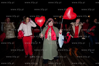 Sopot. Molo. Happening przeciw przemocy wobec kobiet,...