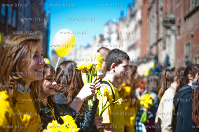 Gdansk. Ul. Dluga. Korowod Pol Nadziei z udzialem Orkiestry...