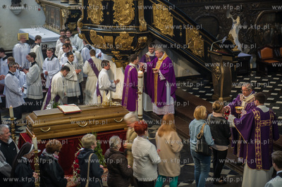 Gdansk. Katredra Oliwska. Wprowadzenie trumny z cialem...