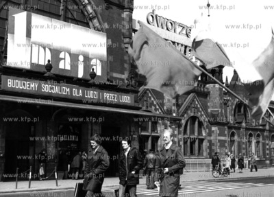 Dekoracja 1 majowa na Dworcu Glownym PKP w Gdansku....