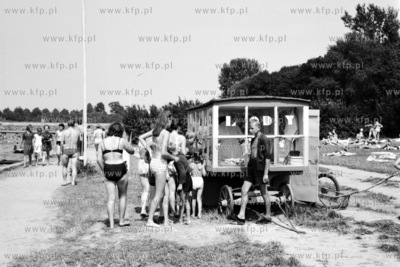 Budka z lodami obok miejskiego kapieliska w Elblagu....