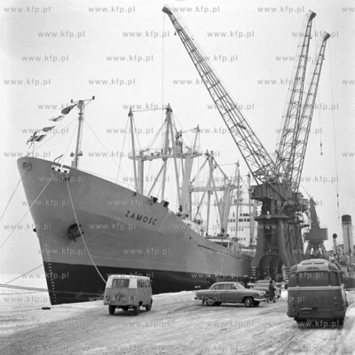 Statek ms Zamość przy nabrzeżu Francuskim w porcie...