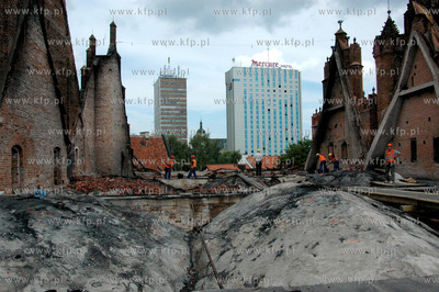 Odbudowa kosciola Sw. Katarzyny w Gdansku. Nz. Robotnicy...