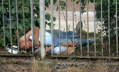 Okolice Dworca PKP w Gdansku Wrzeszczu. Nz. bezdomny...