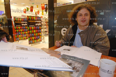 Salon EMPiK w Centrum Handlowym Auchan w Rumi. 
Spotkanie...