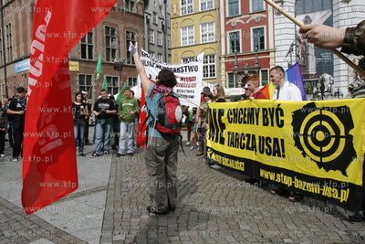 Okolo 60 osob, w wiekszosci czlonkow Mlodych Socjalistow,...