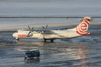 Gdansk, Rebiechowo. Zima na lotnisku. Nz. ATR ATR-72-202...