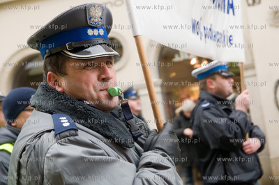 Krakow. Protest sluzb mundurowych przeciwko projektowi...