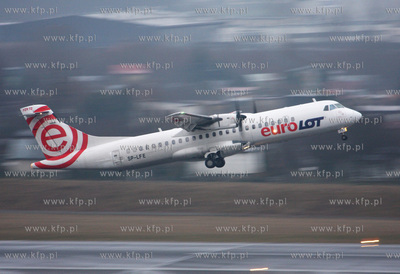 Gdansk, Rebiechowo. Nz. ATR 72-202 linii EuroLOT. 22.03.2009...
