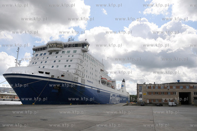 Gdynia. Do nabrzeza w Baltyckim Terminalu Kontenerowym...