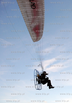 Gdynia. Paralotniarz - fotoreporter latajacy na nad...