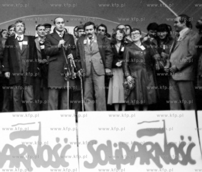 Objazd delegacji Solidarnosci po podkrakowskich miejscowosciach....