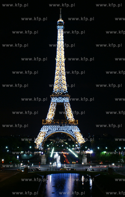 Paryz. Wieza Eiffla, najbardziej znany obiekt architektoniczny...