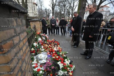 Zaloba narodowa po katastrofie prezydenckiego samolotu...