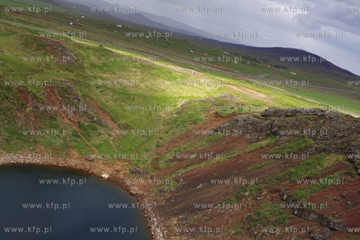 Islandia krajobraz wyspy, krater Kerib wypelniony jeziorem...