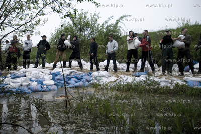 Tyniec. Umacnianie przeciekajacych walow przeciwpowodziowych...