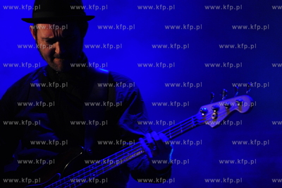 CudaWianki czyli Lato zaczyna sie w Gdyni. Nz. Formacja...